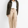 Cargo trousers with belt - high-rise waist - tapered fit beige