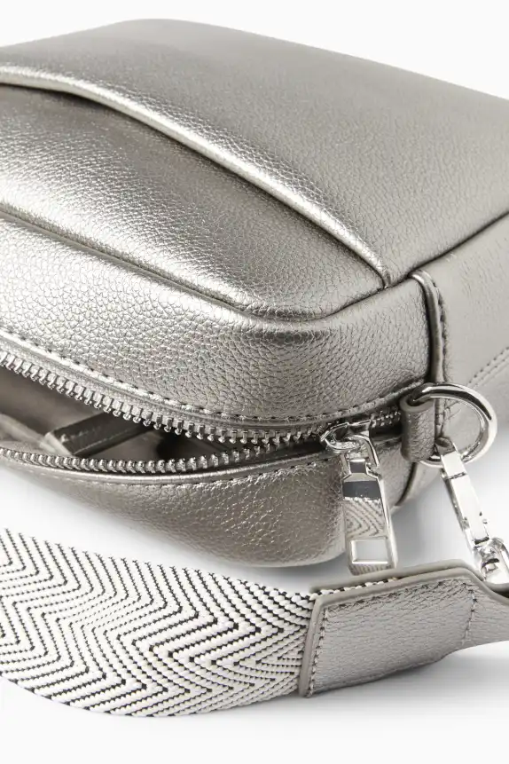 Crossbody bag with detachable bag strap - faux leather silver