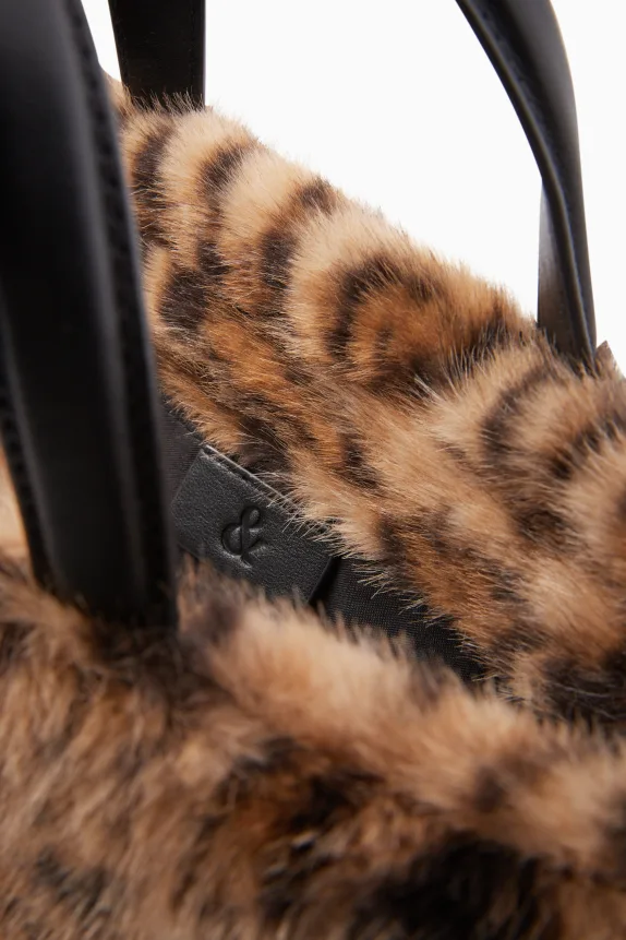 Small faux fur shopper with detachable bag strap black / beige