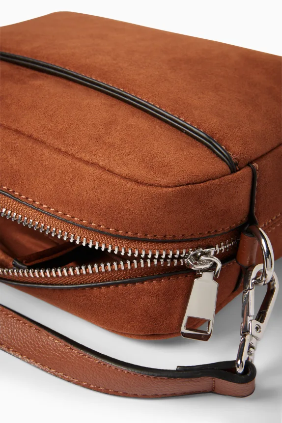 Crossbody bag with detachable bag strap brown