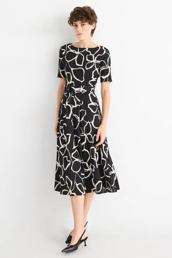 Fit & flare dress with belt - floral - textured black / white