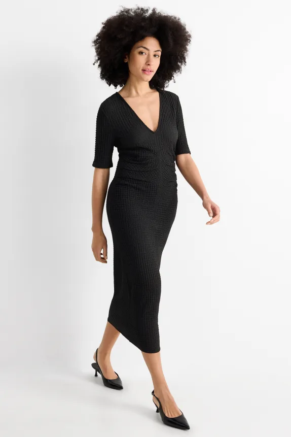 V-neck dress - straight fit - textured black
