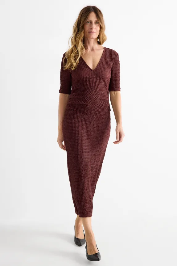 V-neck dress - straight fit - textured bordeaux