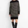 Fine knit dress - straight fit - striped black / beige