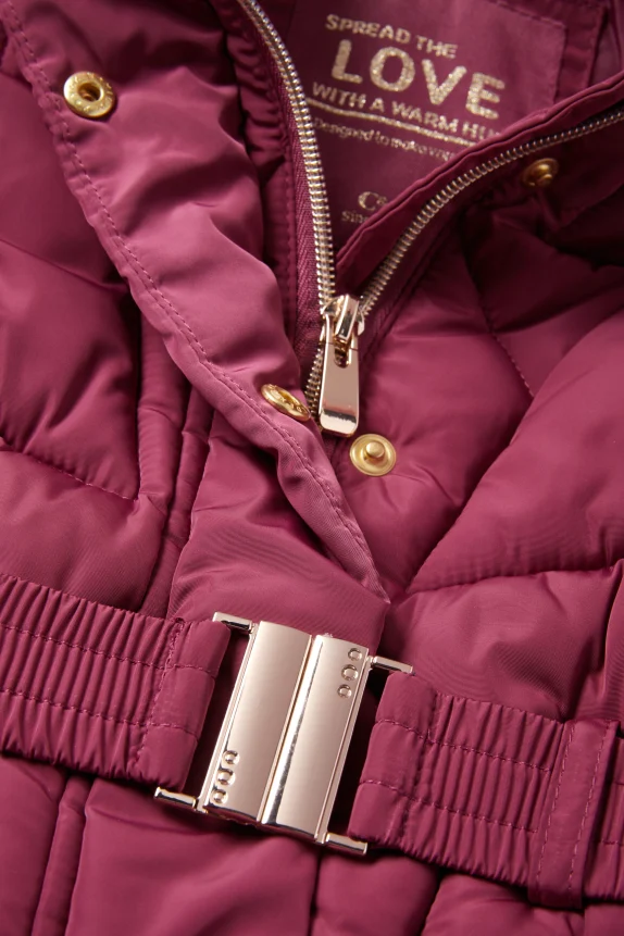 Quilted jacket with hood and faux fur trim bordeaux