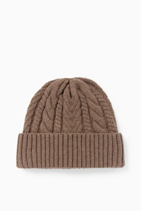 Knitted hat - cable knit pattern beige