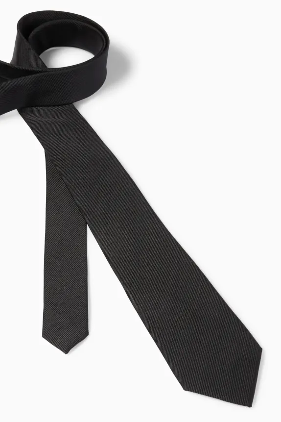 Silk tie black